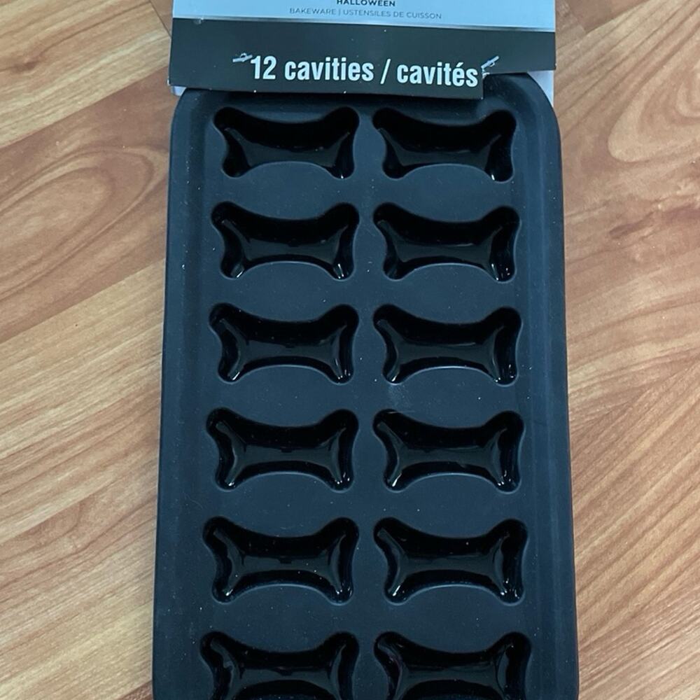 Celebrate It Bones Silicone Treat Mold‎